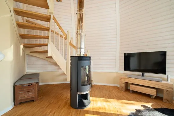 ChatGPT:Ferienhaus Nordkugel – Kugelhaus am Tollensesee – gemütlicher Wohnbereich mit Kaminofen, TV und Galerieaufgang  Nordkugel