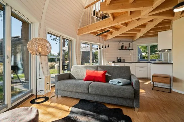 ChatGPT:Ferienhaus Nordkugel – Kugelhaus am Tollensesee – stilvoller Wohnbereich mit Panoramablick in den Garten  Nordkugel