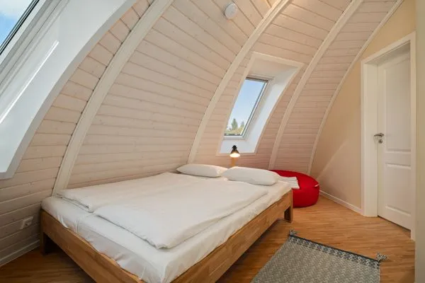 Ferienhaus Nordkugel – Kugelhaus am Tollensesee – gemütliches Schlafzimmer im Obergeschoss mit Dachfenstern  Nordkugel