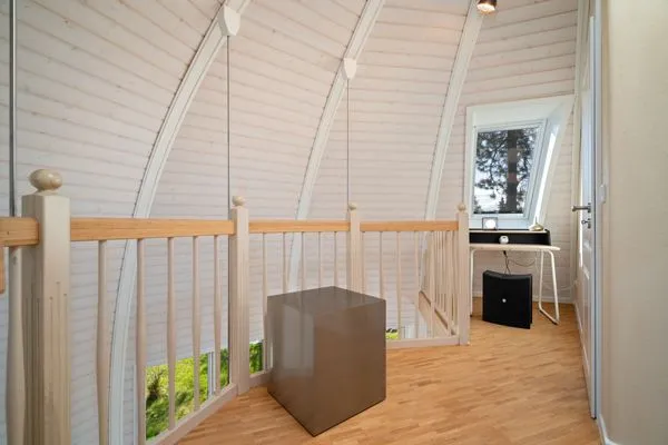 Ferienhaus Nordkugel – Kugelhaus am Tollensesee – Galerie im Obergeschoss mit Leseecke & Blick ins Grüne  Nordkugel