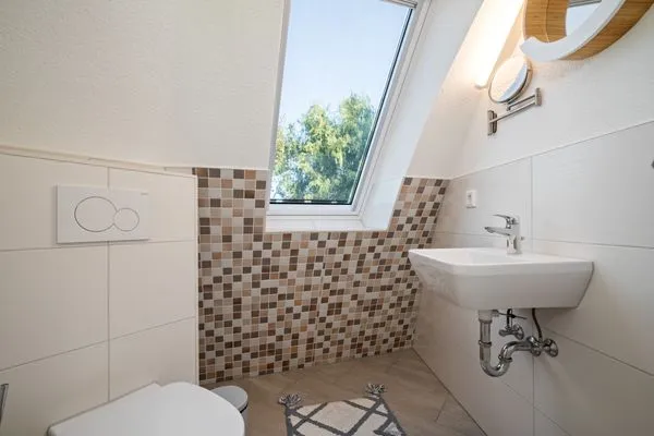 Ferienhaus Nordkugel – Kugelhaus am Tollensesee – helles Gäste-WC im Obergeschoss mit Dachfenster & Mosaikakzent  Nordkugel