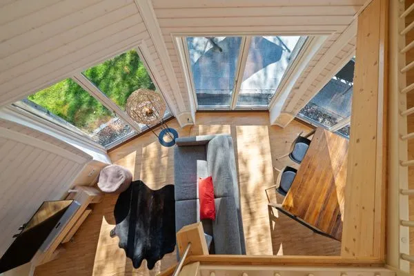 ChatGPT:Ferienhaus Nordkugel – Kugelhaus am Tollensesee – beeindruckender Blick von der Galerie auf den Wohnbereich  Nordkugel