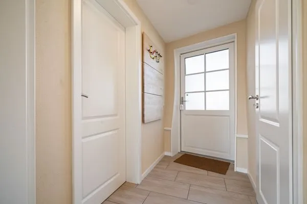 ChatGPT:Ferienhaus Nordkugel – Kugelhaus am Tollensesee – heller Eingangsbereich mit stilvollen Details und Garderobe  Nordkugel