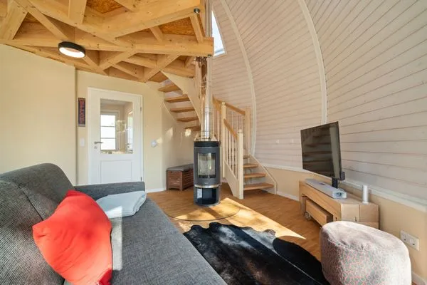 ChatGPT:Ferienhaus Nordkugel – Kugelhaus am Tollensesee – offener Wohnbereich mit Kamin, TV und Zugang zur Galerie  Nordkugel