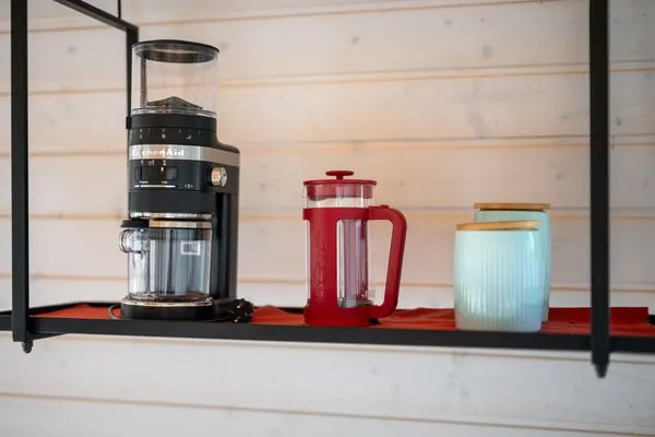 Ferienhaus Nordkugel – Kugelhaus am Tollensesee – stilvolle Küchen-Details mit Teekanne & Aufbewahrungsgläsern  Nordkugel