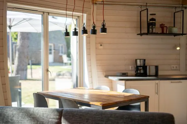 ChatGPT:Ferienhaus Nordkugel – Kugelhaus am Tollensesee – stilvoller Essplatz mit Designbeleuchtung  Nordkugel