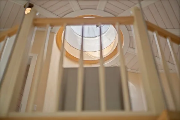 Ferienhaus Nordkugel – Kugelhaus am Tollensesee – lichtdurchflutete Galerie mit architektonischem Oberlicht  Nordkugel