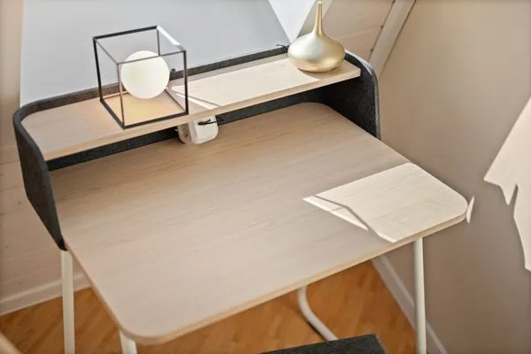 Ferienhaus Nordkugel – Kugelhaus am Tollensesee – stilvoller Schreibtisch mit Designlampe in sonniger Galerieecke  Nordkugel