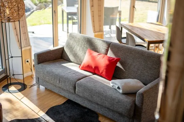 ChatGPT:Ferienhaus Nordkugel – Kugelhaus am Tollensesee – gemütliches Sofa mit Ausblick auf Terrasse und Garten  Nordkugel