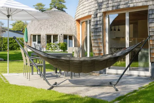 ChatGPT:Private Terrasse am Ferienhaus Nordkugel – mit Hängematte, Esstisch und Sonnenschirm für entspannte Stunden  Nordkugel