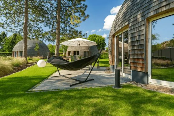 Grüne Oase vor der Nordkugel – mit Hängematte, Sonnenschirm und Sitzbereich auf der Terrasse  Nordkugel