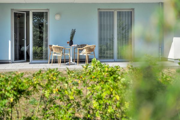  Apartment C2 „Pine Hill Resort“ – barrierefrei mit offener Dusche & großer Südterrasse mit Blick in Grüne Usedom - Gartenblick