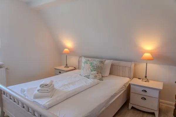 Schlafzimmer 2 OG  Ashley