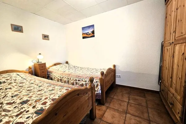 Schlafzimmer mit zwei Einzelbetten und Holzschrank.  Am Museum - Wohnung 1