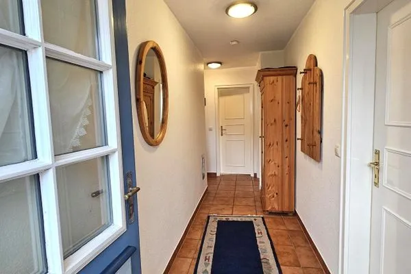 Ansicht des Eingangsbereichs mit Flur und Garderobe.  Am Museum - Wohnung 1