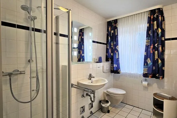 Helles Badezimmer mit Dusche und Fenster.  Am Museum - Wohnung 1