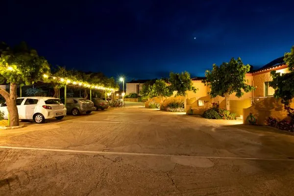 Einfahrt und Parkplatz des Ferienhauses  Esperides by the sea 4