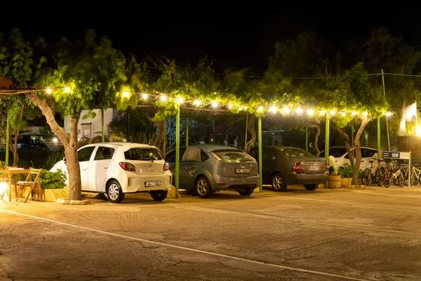 Einfahrt und Parkplatz des Ferienhauses  Esperides by the sea 5