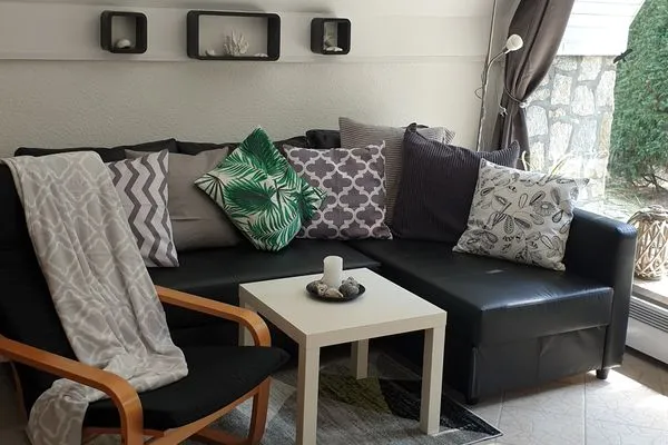   Ferienhaus mit Pool am See