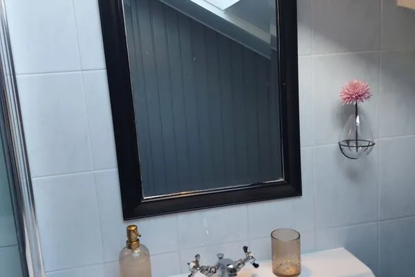 Bad mit Dusche, WC, Fenster, Waschbecken  Immi's Hus