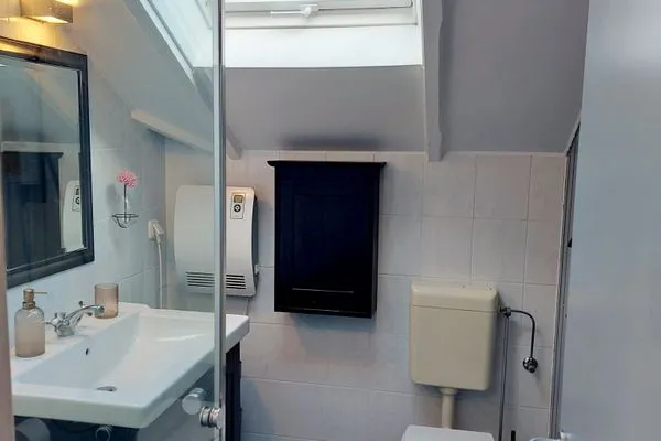 Bad mit Dusche, WC, Fenster, Waschbecken  Immi's Hus