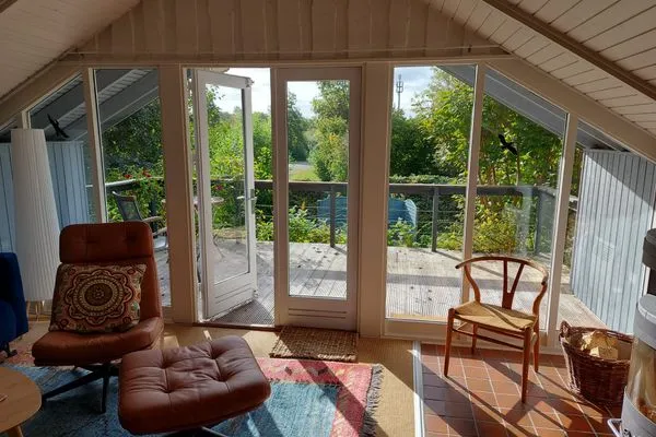 Wohnzimmer mit Blick in den Garten und Kamin  Immi's Hus