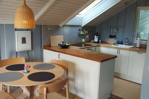 Essplatz im Wohnbereich mit Küche im Hintergrund  Immi's Hus