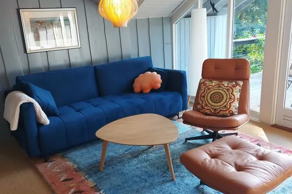 Wohnzimmer mit Blick in den Garten und Kamin  Immi's Hus