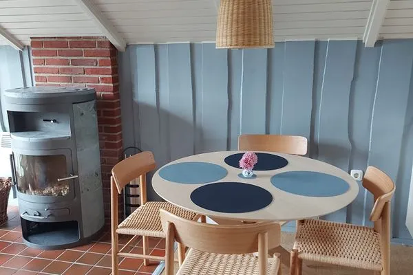 Gemütlicher Essplatz neben dem Ofen  Immi's Hus