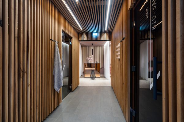 Wellnessbereiche mit Sauna, Dampfbad, Ruheraum und direktem Zugang zum Wohnbereich