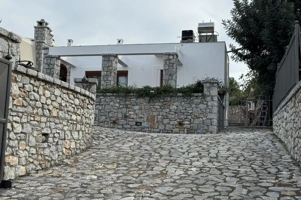 Facade / entrance  Jassemi Studio