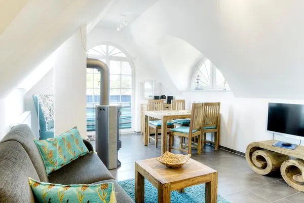 Blick ins Wohnzimmer mit Kaminofen  de Obendtied - Wohnung 6 "Reet"