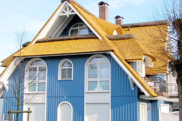 Seitlicher Blick auf das Haus mit überdachtem Balkon  de Obendtied - Wohnung 6 "Reet"