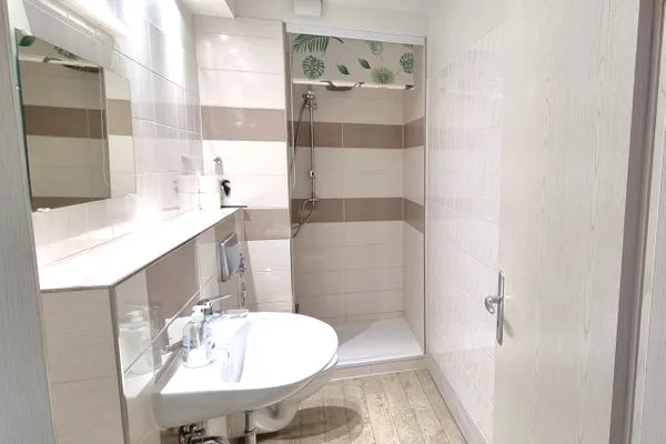 Badezimmer  Apartment für Drei 50