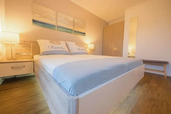 Schlafzimmer mit Bett und Kleiderschrank  Strandnah