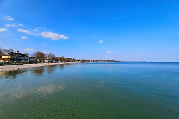 Entspannen Sie am traumhaften Strand mit klarem Wasser. Ferienpark Sierksdorf Seaside