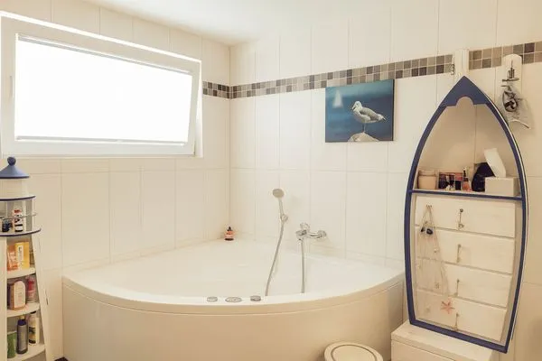 Badezimmer mit Whirlwanne, Sauna Dusche und Fenster.  Granata