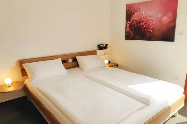 Helles Schlafzimmer mit Doppelbett  Granata