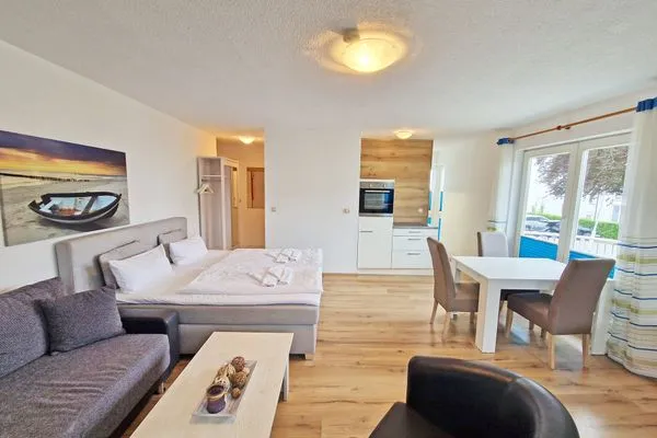 Wohnzimmer  Villa Monika, App.2 Backbord - mit Balkon und Terrasse