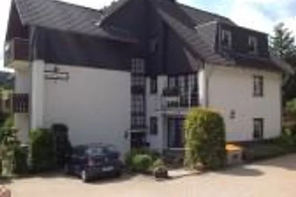 Fassade / Eingang Bocksberg Blick Haus 1 Hirschzeit