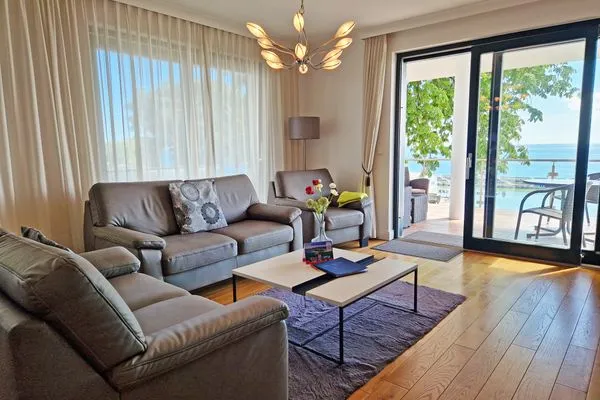 Wohnzimmer  Villa Friede Marie, App. Finja - Hafen-Ostsee-Blick und Balkon