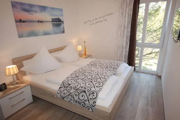 Schlafzimmer  Villa Amelie, App. Seestern - mit Balkon und Meerblick