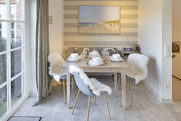 Essbereich  Listend Blick