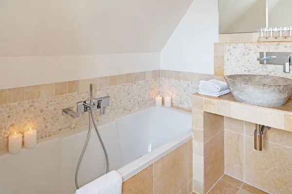 Badezimmer OG  Listend Blick