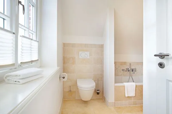 Badezimmer OG  Listend Blick