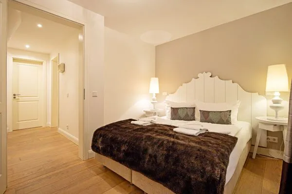 Schlafzimmer UG  Listend Blick