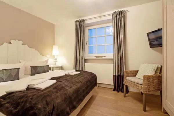 Schlafzimmer UG  Listend Blick