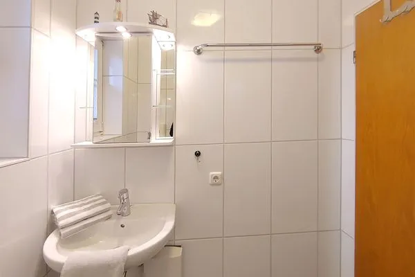 Badezimmer in der Ferienwohnung Inselnest am Meer in Wittdün auf Amrum Haus *Südspitze 17* Ferienwohnung *Inselnest am Meer*