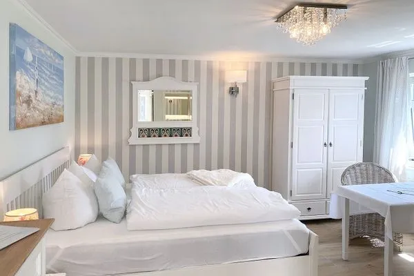 Wohnzimmer  Villa Imme App. 6 - Perfekt für Paare: gemütlicher Rückzugsort mit Gartenblick