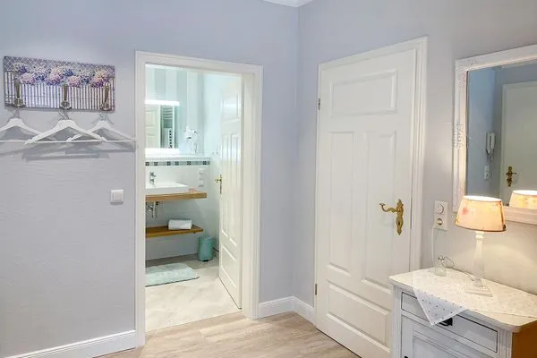 Schlafzimmer  Haus Anholt App. 36 - Auszeit zu Zweit mit Strandkorb auf dem Balkon